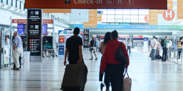CRECE EL SALDO NEGATIVO POR LOS VIAJES Y COMPRAS EN EL EXTERIOR, PERO EL 60% DE ESE DINERO SE PAGA CON DÓLARES PROPIOS