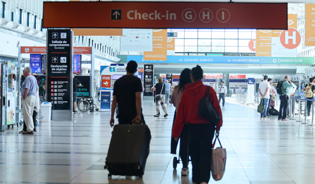 CRECE EL SALDO NEGATIVO POR LOS VIAJES Y COMPRAS EN EL EXTERIOR, PERO EL 60% DE ESE DINERO SE PAGA CON DÓLARES PROPIOS