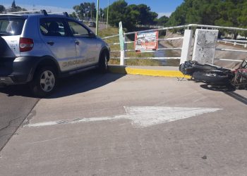 UNA MUJER SE CAYÓ DE LA MOTO Y UN HOMBRE CHOCÓ CONTRA UN VEHÍCULO