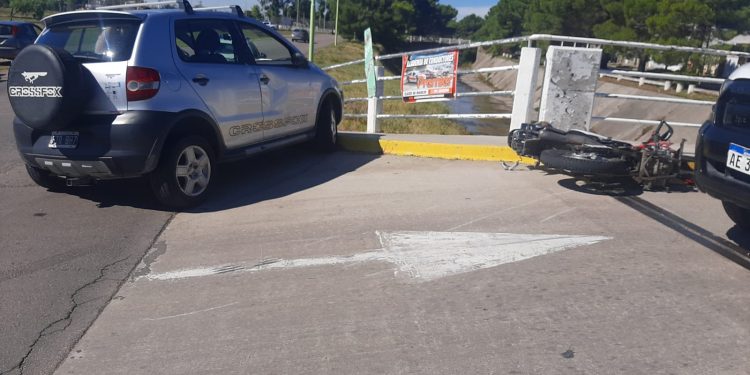 UNA MUJER SE CAYÓ DE LA MOTO Y UN HOMBRE CHOCÓ CONTRA UN VEHÍCULO