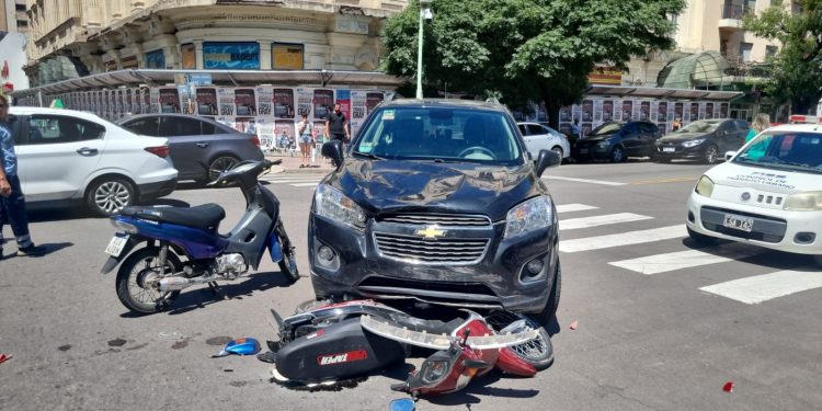 DOS PERSONAS FUERON HOSPITALIZADAS POR UN CHOQUE ENTRE UNA CAMIONETA Y DOS MOTOS