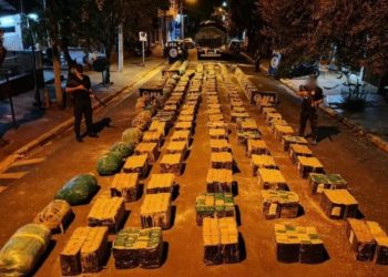 DETUVIERON UN CAMIÓN QUE CIRCULABA CON LAS LUCES APAGADAS Y DESCUBRIERON QUE LLEVABA SEIS TONELADAS DE MARIHUANA