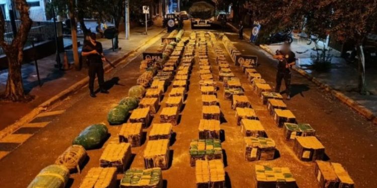 DETUVIERON UN CAMIÓN QUE CIRCULABA CON LAS LUCES APAGADAS Y DESCUBRIERON QUE LLEVABA SEIS TONELADAS DE MARIHUANA