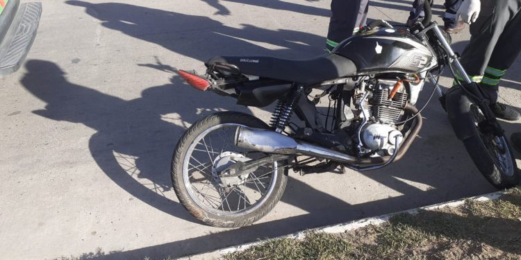 LUEGO DE UN CHOQUE EN VILLA MORESINO UN MOTOCICLISTA FUE ASISTIDO