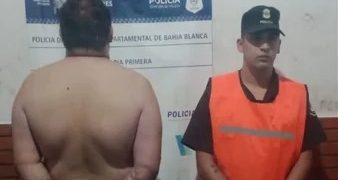 FUE DETENIDO POR AGREDIR A DOS PERSONAS, ROBAR Y OCASIONAR DAÑOS A UN  VEHÍCULO