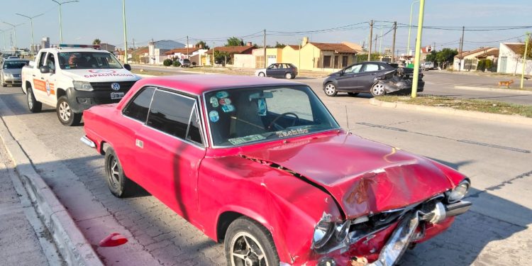 UN AUTOMOVILISTA FUE HOSPITALIZADO LUEGO DE UN CHOQUE EN INGENIERO WHITE
