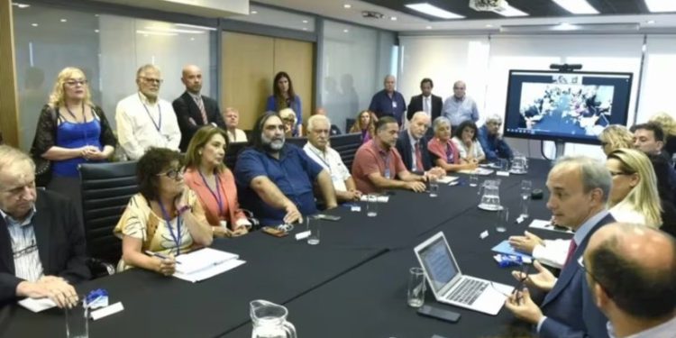 LUEGO DE QUE SE ANUNCIARA EL PARO, EL GOBIERNO CONVOCÓ A LOS GREMIOS DOCENTES A LA MESA DEL SALARIO MÍNIMO
