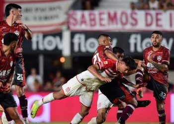 ESTUDIANTES REMONTÓ DOS GOLES LUEGO DE 14 AÑOS Y LLEGO A LA PUNTA DEL TORNEO