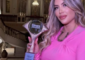WANDA NARA GANÓ EL PREMIO A LA MUJER DEL AÑO EN ESTAMBUL