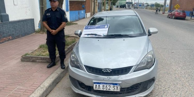 DOS HOMBRES FUERON DETENIDOS CON UNA CAMIONETA Y UN AUTO ROBADOS