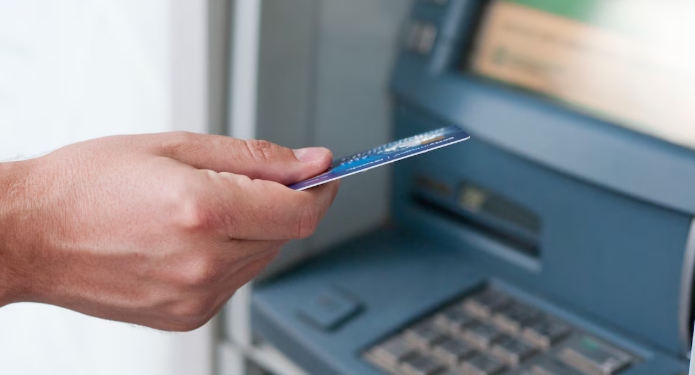 AUMENTAN LAS COMISIONES POR SACAR PLATA DEL CAJERO