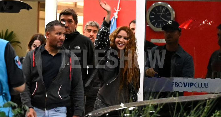 SHAKIRA LLEGÓ A LA ARGENTINA EN MEDIO DE UNA MULTITUD DE FANS