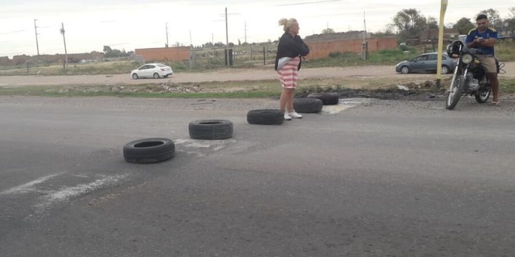 POR UN CORTE DE LUZ LOS VECINOS REALIZARON UN PIQUETES EN VILLA HIPÓDROMO