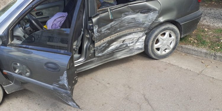 DOS AUTOS CHOCARON VILLA ROSAS