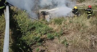 UN AUTO CAYO AL ARROYO Y SE INCENDIÓ, DOS MUJERES FALLECIERON Y UNA NENA FUE HOSPITALIZADA