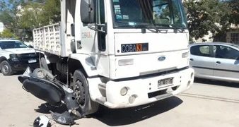 UN MOTOCICLISTA RESULTO HERIDO LUEGO DE CHOCAR CON UN CAMIÓN DE LIMPIEZA EN EL CENTRO