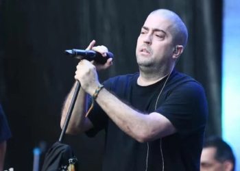 PATO FONTANET APUNTO CONTRA EL GOBIERNO DE JAVIER MILEI EN PLENO SHOW, «MANGA DE NAZIS»