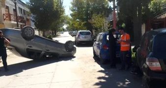 PERDIÓ EL CONTROL DEL AUTO, CHOCÓ VEHÍCULOS ESTACIONADOS Y TERMINO VOLCANDO