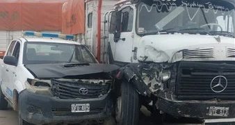 UN MÓVIL POLICIAL Y UN CAMIÓN CHOCARON EN EL TRIÁNGULO
