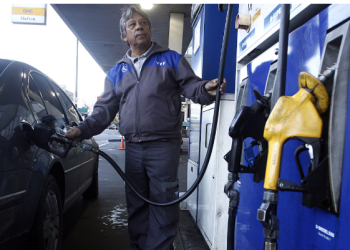 LA VENTA DE COMBUSTIBLES VOLVIÓ A CAER EN FEBRERO Y SUMA 15 MESES DE RETROCESO