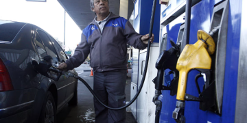 LA VENTA DE COMBUSTIBLES VOLVIÓ A CAER EN FEBRERO Y SUMA 15 MESES DE RETROCESO