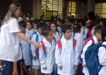 EL GOBIERNO AUMENTÓ EL SALARIO MÍNIMO DOCENTE A 500 MIL PESOS