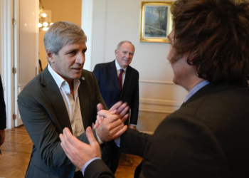 EL GOBIERNO PROMETIÓ QUE EL BCRA NO VA A INTERVENIR EN EL MERCADO Y SE ACELERÓ EL DESPLOME DEL DÓLAR