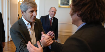 EL GOBIERNO PROMETIÓ QUE EL BCRA NO VA A INTERVENIR EN EL MERCADO Y SE ACELERÓ EL DESPLOME DEL DÓLAR