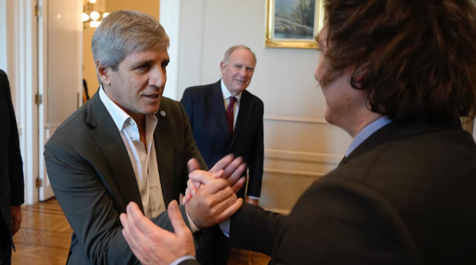 EL GOBIERNO PROMETIÓ QUE EL BCRA NO VA A INTERVENIR EN EL MERCADO Y SE ACELERÓ EL DESPLOME DEL DÓLAR