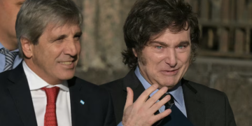 EL GOBIERNO PREPARA EL PLAN «TORMENTA DE DÓLARES» PARA HACER CAER LA COTIZACIÓN HASTA LOS 1.000 PESOS