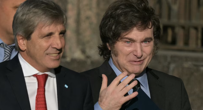 EL GOBIERNO PREPARA EL PLAN «TORMENTA DE DÓLARES» PARA HACER CAER LA COTIZACIÓN HASTA LOS 1.000 PESOS