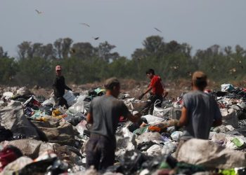 LA POBREZA BAJÓ AL 38,1%, AUN AFECTA A MÁS DE 11 MILLONES DE ARGENTINOS
