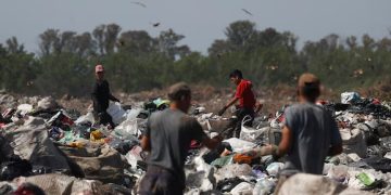 LA POBREZA BAJÓ AL 38,1%, AUN AFECTA A MÁS DE 11 MILLONES DE ARGENTINOS