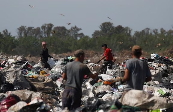 LA POBREZA BAJÓ AL 38,1%, AUN AFECTA A MÁS DE 11 MILLONES DE ARGENTINOS