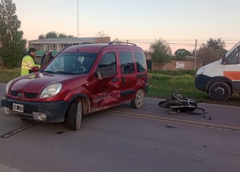 UN MOTOCICLISTA RESULTÓ HERIDO AL IMPACTAR CONTRA UNA CAMIONETA