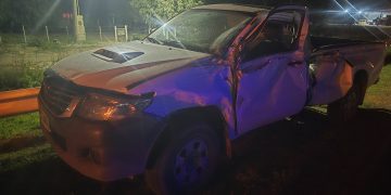 UN CAMIÓN LOS CHOCÓ Y SE DIO A LA FUGA