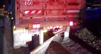 MURIÓ UN MOTOCICLISTA LUEGO DE CHOCAR CONTRA UN CAMION