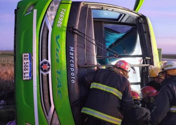 UN COLECTIVO DE LARGA DISTANCIA VOLCÓ EN EL CRUCE DE LAS RUTAS 51 Y 76