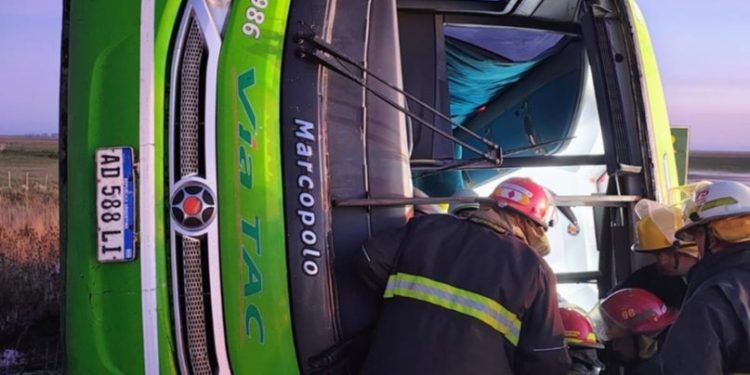 UN COLECTIVO DE LARGA DISTANCIA VOLCÓ EN EL CRUCE DE LAS RUTAS 51 Y 76