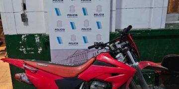 TENIA UNA MOTO ROBADA Y UN PEDIDO DE CAPTURA, FUE DETENIDA