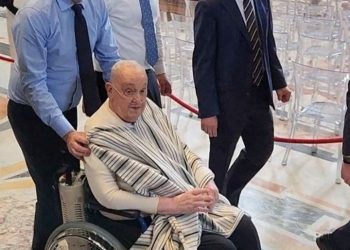 EL PAPA FRANCISCO VISITÓ LA BASÍLICA DE SAN PEDRO EN CAMISETA Y PONCHO