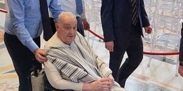 EL PAPA FRANCISCO VISITÓ LA BASÍLICA DE SAN PEDRO EN CAMISETA Y PONCHO