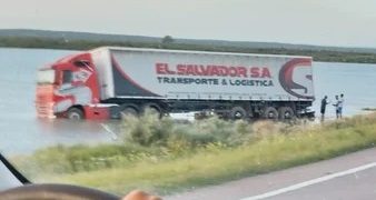 UN HOMBRE MANEJABA UN CAMION, SE DESCOMPENSÓ EN LA RUTA 3 Y TERMINÓ EN EL SALITRAL DE LA VIDRIERA