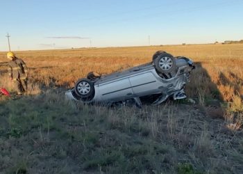 UN AUTO VOLCO EN LA RUTA NACIONAL 3, CERCA DE CARMEN DE PATAGONES