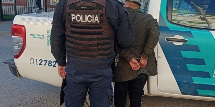 AMENAZÓ DE MUERTE CON UN CUCHILLO A SU NOVIA Y FUE DETENIDO