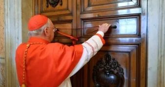 SELLARON LAS HABITACIONES DE FRANCISCO EN EL VATICANO TRAS EL RITO DE CONSTATACIÓN DE SU MUERTE