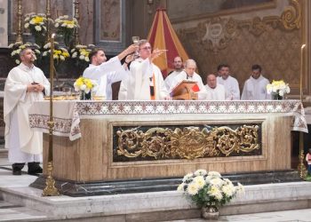 EL ARZOBISPO DE BUENOS AIRES CELEBRÓ LA MISA PARA DESPEDIR A FRANCISCO EN LA BASÍLICA DE FLORES