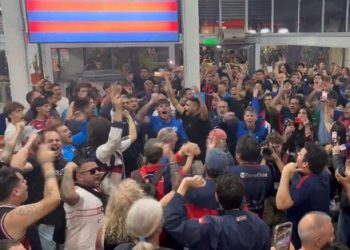 LOS HINCHAS DE SAN LORENZO TOMARON LA SEDE DE AVENIDA LA PLATA Y PIDEN LA RENUNCIA DE MORETTI