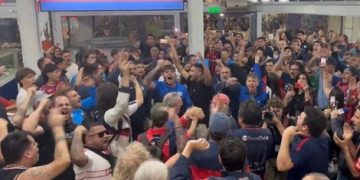 LOS HINCHAS DE SAN LORENZO TOMARON LA SEDE DE AVENIDA LA PLATA Y PIDEN LA RENUNCIA DE MORETTI