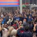 LOS HINCHAS DE SAN LORENZO TOMARON LA SEDE DE AVENIDA LA PLATA Y PIDEN LA RENUNCIA DE MORETTI